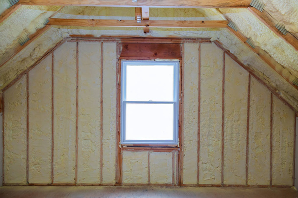 Schaumstoffdämmung für ein neues Zuhause auf einem neuen Dach - Foto, Bild