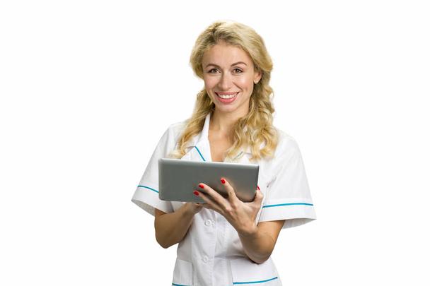 コンピューターのタブレットで幸せな若い看護婦. - 写真・画像
