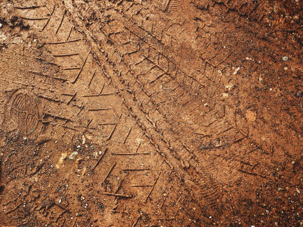 Крупний вигляд колісних доріжок на брудній дорозі
 - Фото, зображення