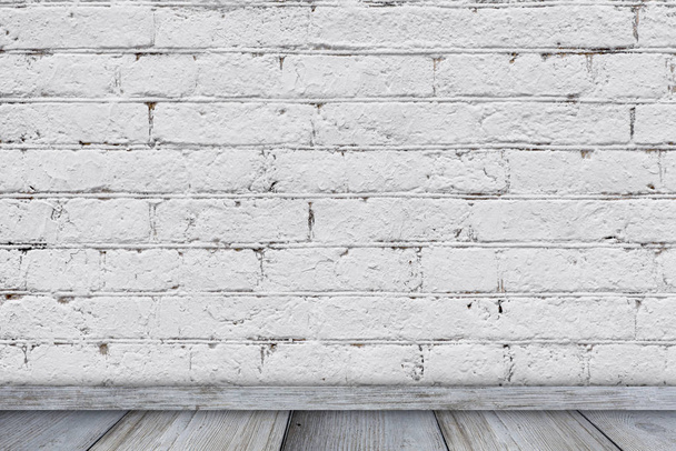 Cihlová zeď a gray dřevěnou podlahu v prázdné místnosti - Fotografie, Obrázek