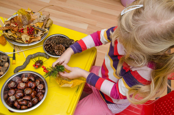 actieve kind maken herfst decoratie - Foto, afbeelding
