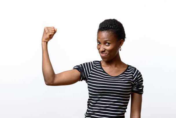 Carino giovane donna africana flettendo i muscoli
 - Foto, immagini