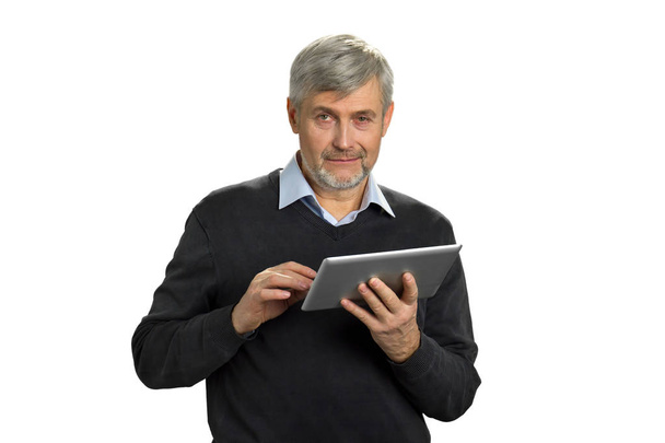 Portrait of mature man with pc tablet. - Valokuva, kuva