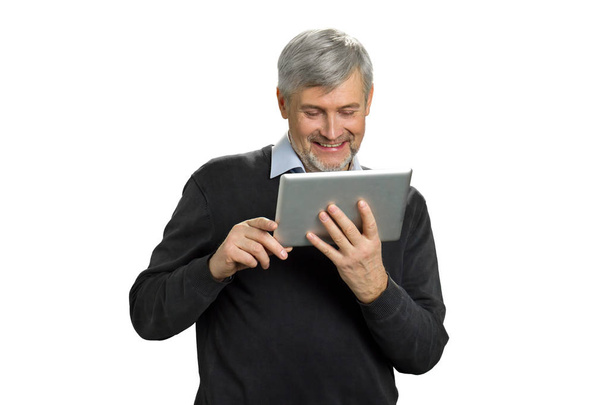 Hombre maduro sonrisa leyendo noticias en la tableta
. - Foto, Imagen