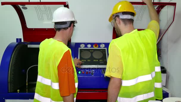 Techniker bedienen eine Arbeitsmaschine - Filmmaterial, Video