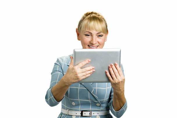 Ώριμη γυναίκα που χρησιμοποιεί ψηφιακό δισκίο. - Φωτογραφία, εικόνα