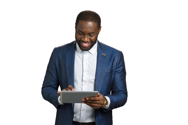 Χαμογελώντας επιχειρηματίας που εργάζεται στον υπολογιστή tablet. - Φωτογραφία, εικόνα