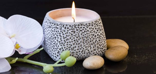 Установка спа-свечей с орхидеями и камнями для массажа
 - Фото, изображение