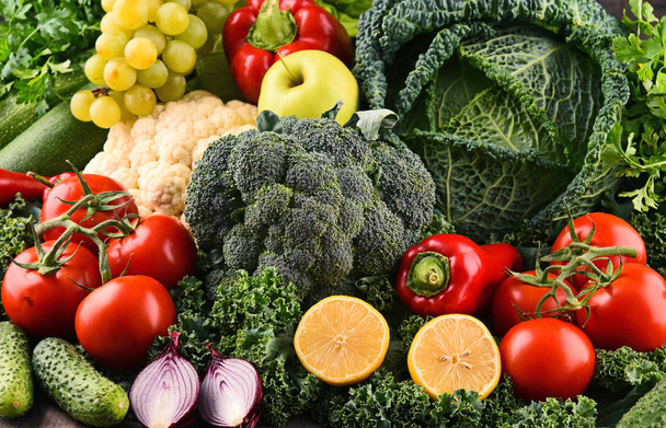 Composition avec variété de légumes et fruits biologiques crus
 - Photo, image