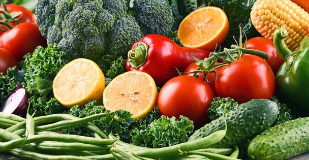 Σύνθεση με ποικιλία από ωμά βιολογικά λαχανικά και φρούτα - Φωτογραφία, εικόνα