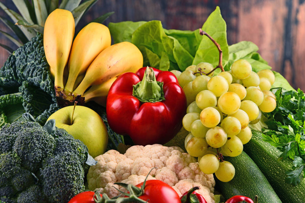 Composición con variedad de verduras y frutas orgánicas crudas
 - Foto, imagen