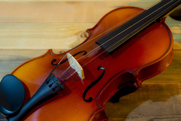 Bodegón violín sobre mesa de madera
 - Foto, imagen