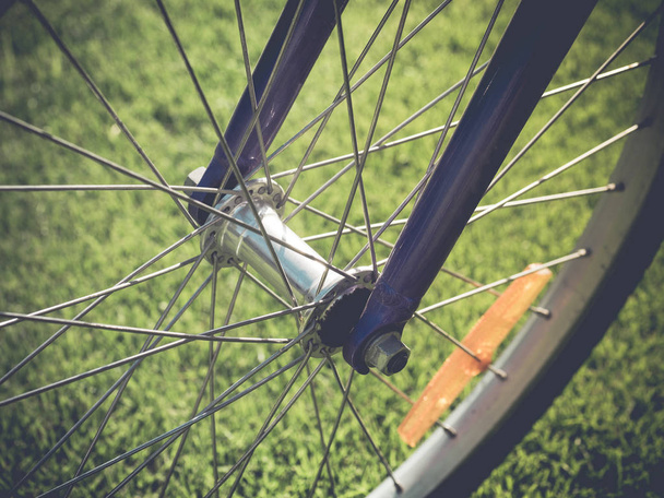 Polkupyörän pyörä kesällä vihreä ruoho niitty alalla. Sulje yksityiskohta
 - Valokuva, kuva