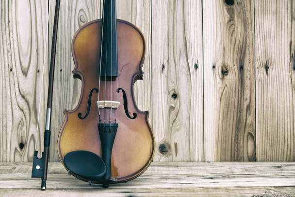 Bodegón con violín vintage fondo rústico de madera
 - Foto, Imagen