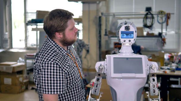 Bir mühendis bir robot yüz panel alır. - Video, Çekim