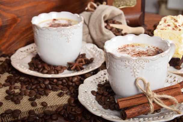 café con pastel de chocolate y cacao y una bolsa de coff
 - Foto, imagen