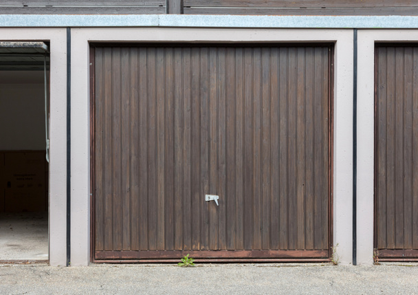 Eski kahverengi kapı bir garaj - Fotoğraf, Görsel