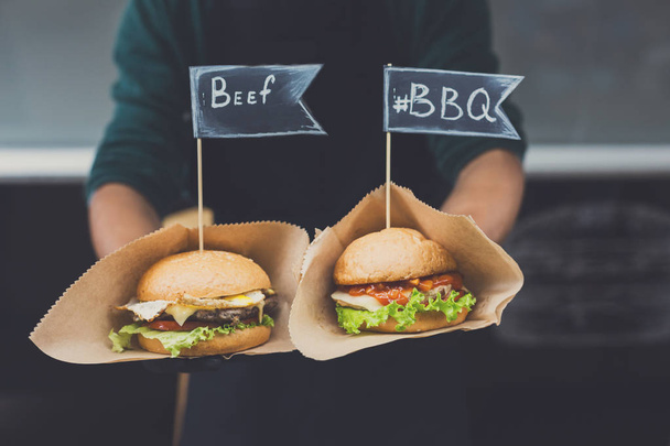 牛肉とバーベキューの通りファーストフード祭りハンバーガー - 写真・画像