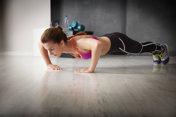 woman doing plank exercise at gym - Zdjęcie, obraz