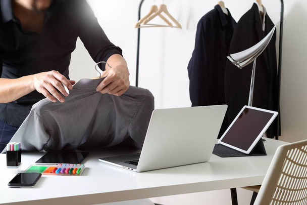 Fashion designer ing gazdaság és használ laptop-val digitális lap - Fotó, kép