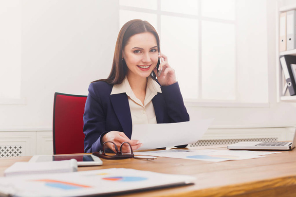 Geschäftsgespräch, telefonische Frauenberatung im Büro - Foto, Bild