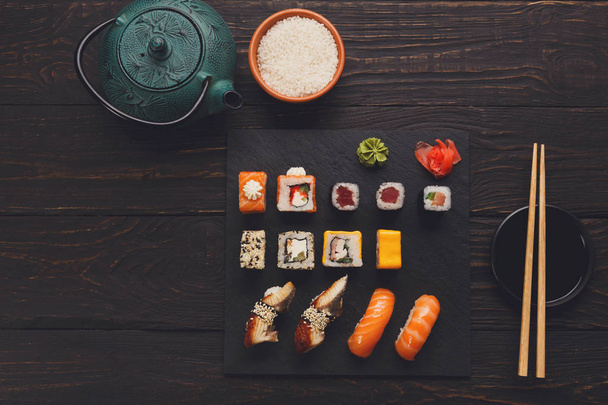 日本食レストランで寿司とロールのトップ ビュー - 写真・画像