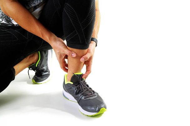 Αθλητής δρομέας κρατώντας αστράγαλο πόνο με σπασμένη στριμμένα κοινή - Φωτογραφία, εικόνα