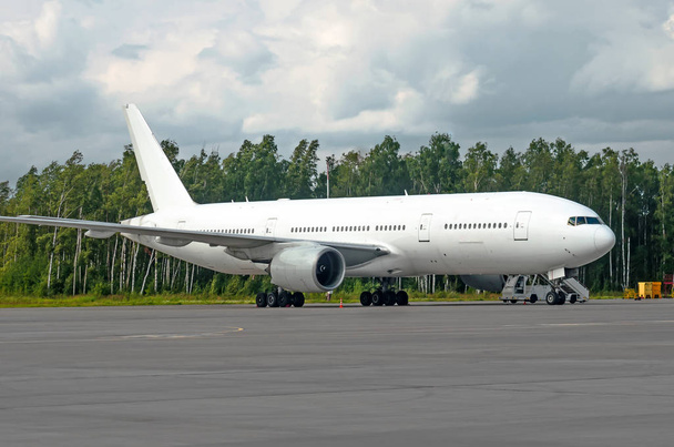 Grande avião de passageiros branco no aeroporto no estacionamento
 - Foto, Imagem