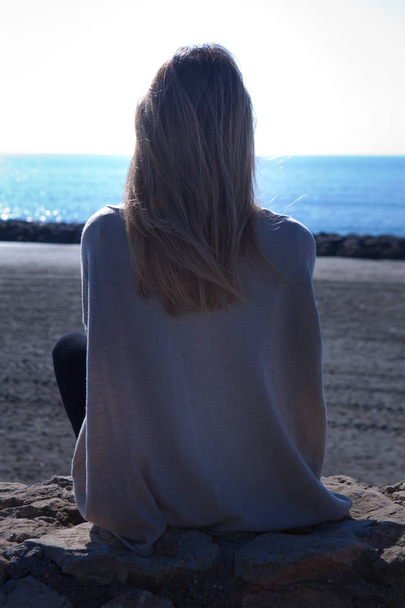 mulher menina sentado olhando mar inverno tempo
 - Foto, Imagem