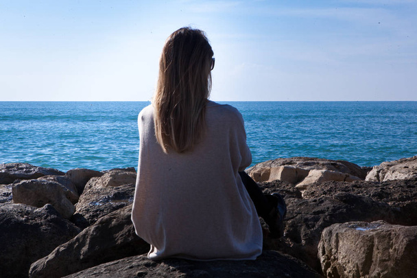 žena dívka sedící vypadající moře zimní čas - Fotografie, Obrázek