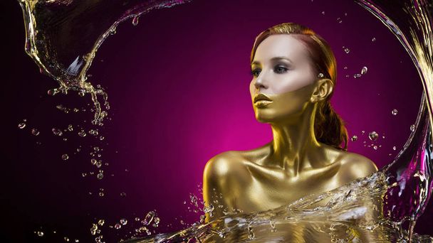 水のしぶきで覆われた美しいトップレス金色少女 - 写真・画像