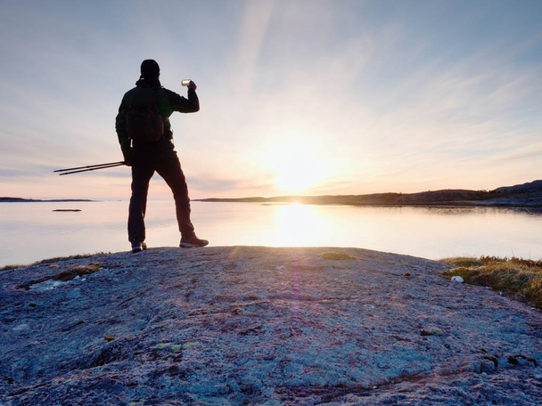 Turista chico tomando fotos de increíble paisaje marino en el teléfono móvil cámara digital
. - Foto, imagen