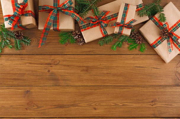 Δώρα για τα Χριστούγεννα ή Πρωτοχρονιά έννοια. Σύνορα του γκρι πακέτα με κόκκινο, πράσινο κορδέλες. - Φωτογραφία, εικόνα
