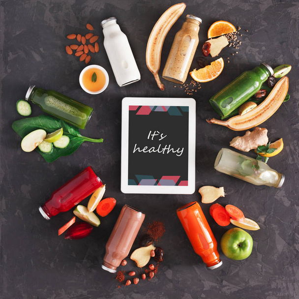 健康的なデトックス飲み物食材と黒の背景のタブレット - 写真・画像