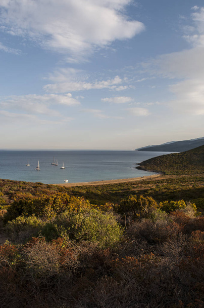 Corsica: de Plage des Iles (strand van de eilanden) met uitzicht op het natuurgebied van les Iles Finocchiarola, de drie beetje eiland benoemde A Terra, Mezzana en Finocchiarola - Foto, afbeelding
