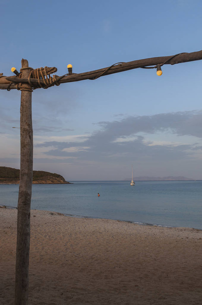 Κορσική: ιστιοφόρα στο ηλιοβασίλεμα στο Plage de Tamarone, μία από τις πιο διάσημες και άγρια παραλίες από το Cap Corse, μια μεγάλη παραλία με άμμο και βραχώδεις όρμους που περιβάλλεται από μεσογειακών θαμνώνων - Φωτογραφία, εικόνα
