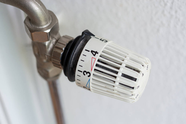 Biały termostat ogrzewania na wysokiej - Zdjęcie, obraz