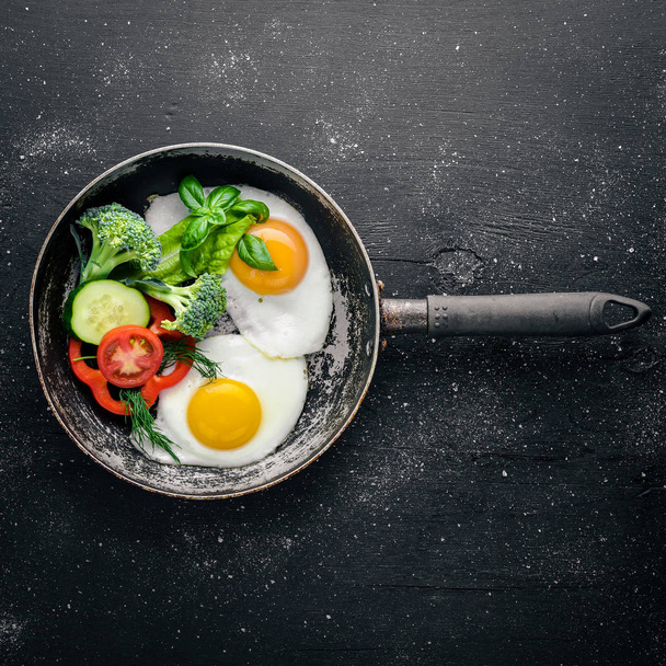 Fried eggs with herbs and vegetables - Fotoğraf, Görsel