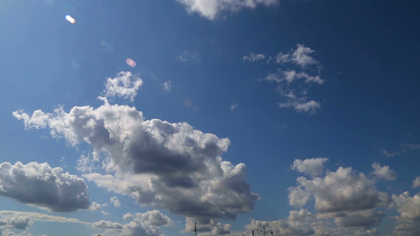 Pěkný timelapse s velkými mraky highlighten slunce - Záběry, video