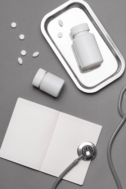 tabela z stetoskop i produktów medycznych - Zdjęcie, obraz