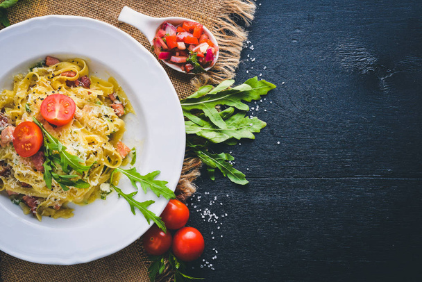 Pasta with bacon, cherry tomatoes - Foto, afbeelding