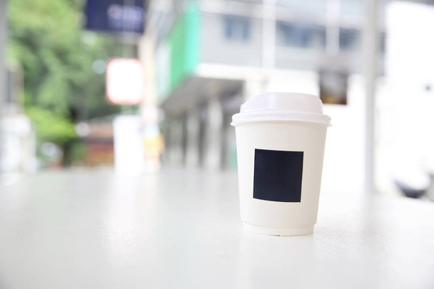 Καπουτσίνο στο φλιτζάνι του καφέ χαρτί σε λευκό τόνο coffeeshop - Φωτογραφία, εικόνα
