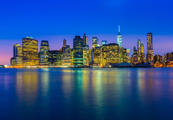 Manhattan skyline w nocy. New York city - Ny, Stany Zjednoczone Ameryki. - Zdjęcie, obraz