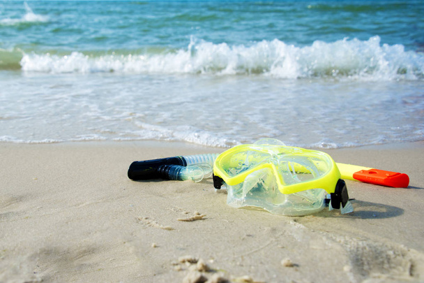 diving mask and a snorkel on the sand of a beach - Φωτογραφία, εικόνα