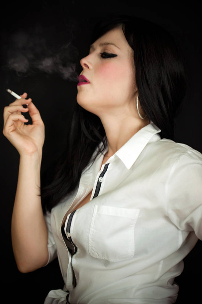 Nő a cigaretta füst - Fotó, kép
