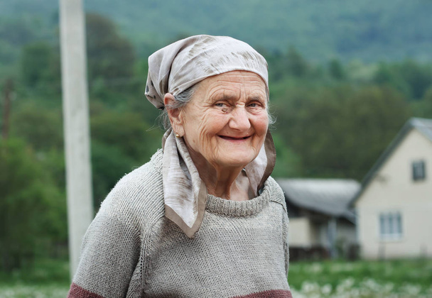 Portret van een senior vrouw buiten - Foto, afbeelding