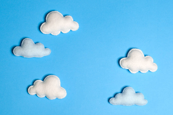 Handwerk weiße Wolken in blauem Himmel mit Rahmen, Kopierraum. Handgemachtes Filzspielzeug. abstrakter Himmel. - Foto, Bild