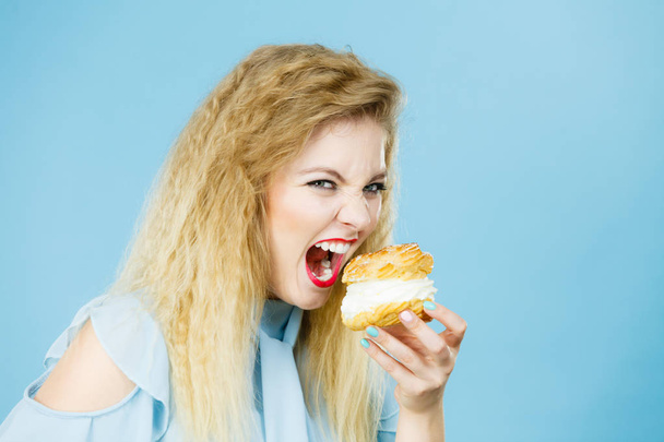 Funny woman holds cream puff cake - Foto, immagini