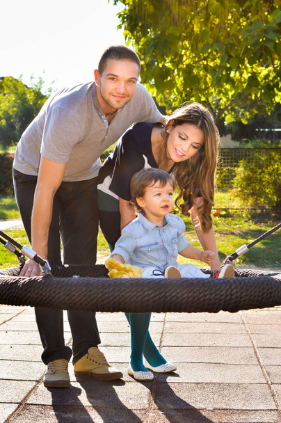 Щаслива сім'я грає в парку
 - Фото, зображення