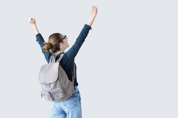 Estudante feliz com braços levantados no ar
 - Foto, Imagem